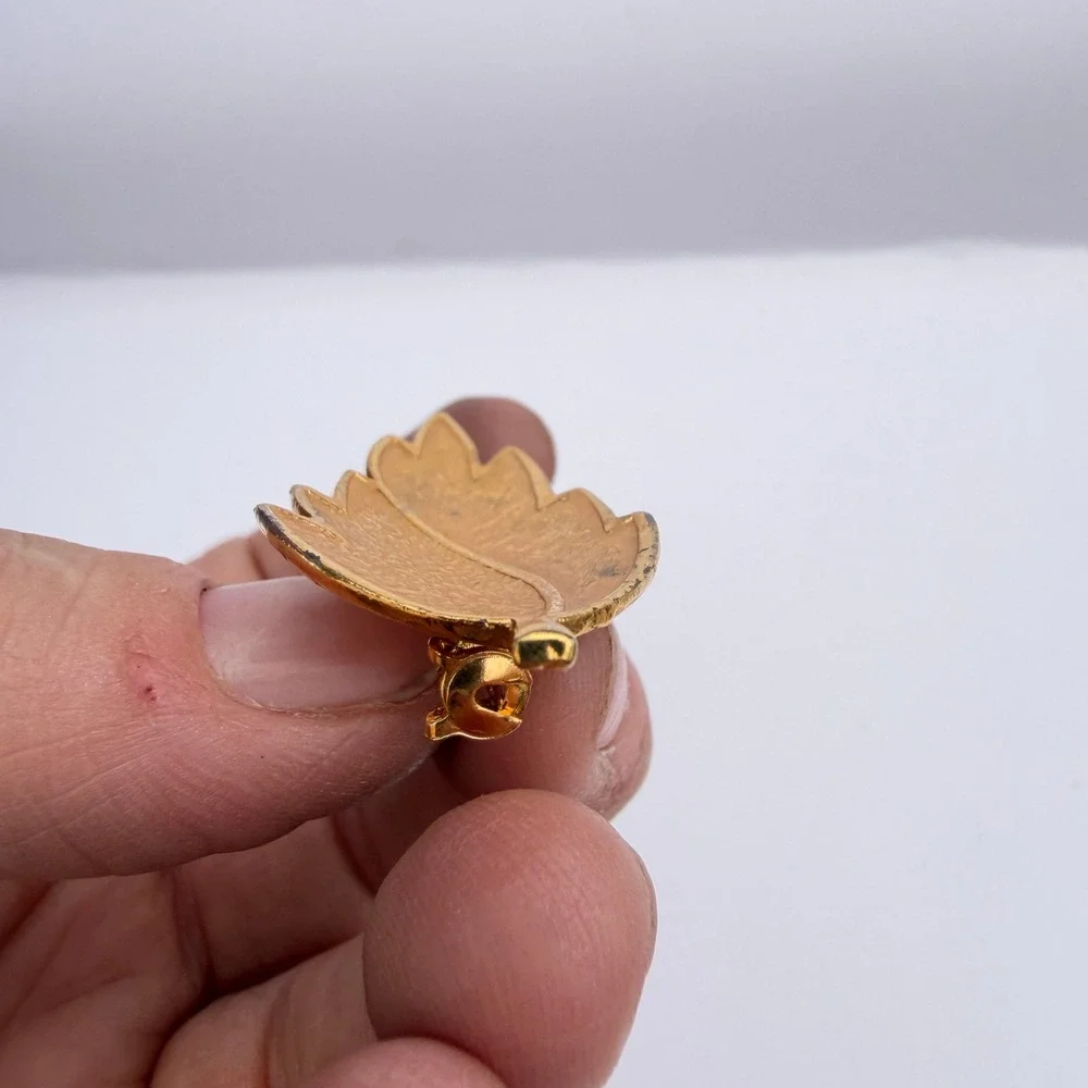Brooch Leaf Shaped Gold Tone Textured Vintage Jewelry Lapel Hat Bag Pin